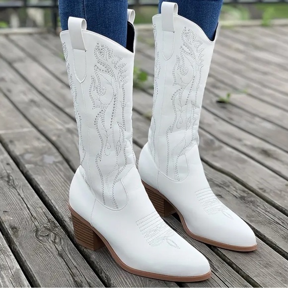 Heeled Boots with Embroidered Pattern - Picture 4 of 5